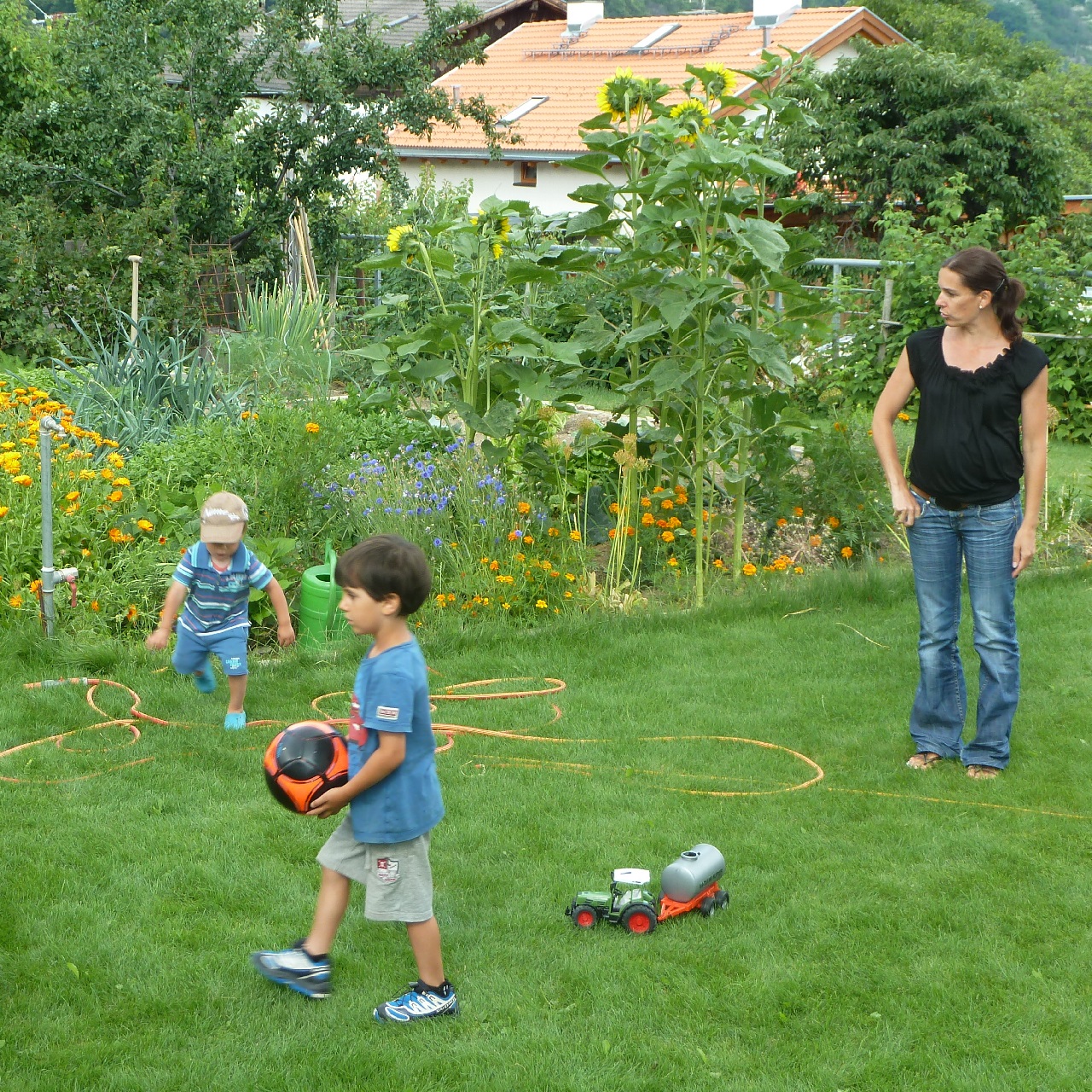 Urlaub auf dem Biobauernhof Waalhof, Kinder spielen im Garten