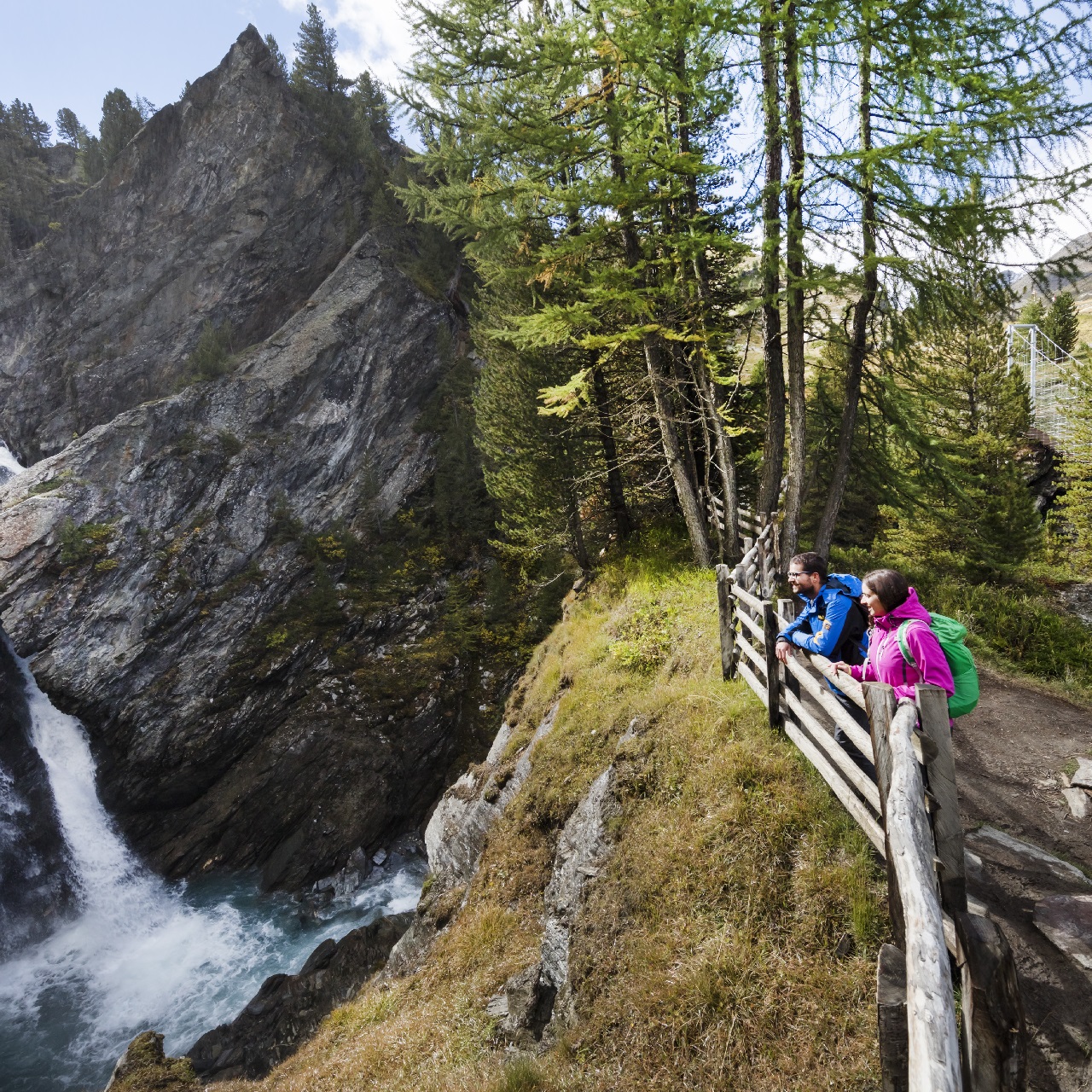 Wasserfall, der durch eine Wanderung auf dem Berg oberhalb des Vinschgaus erreicht wird